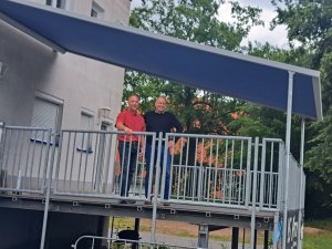 Die Sonne lacht, die Sportsbarterrasse mit Sonnensegel fit gemacht!