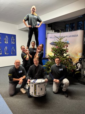 Goodyear beschenkt Riesaer Vereine zu Weihnachten